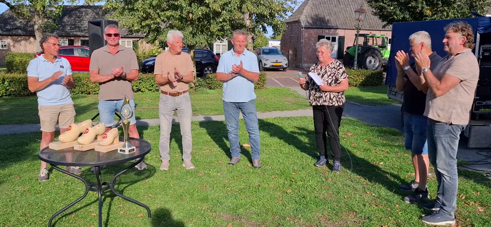 V.l.n.r. Henk Pijnenburg en Marcel van Gestel (3e plaats), Hugo van Houtum en Peter Bressers (1e plaats), Désiré van Laarhoven reikte de prijzen uit, Marcel Voets en Hans van Erp (2e plaats)